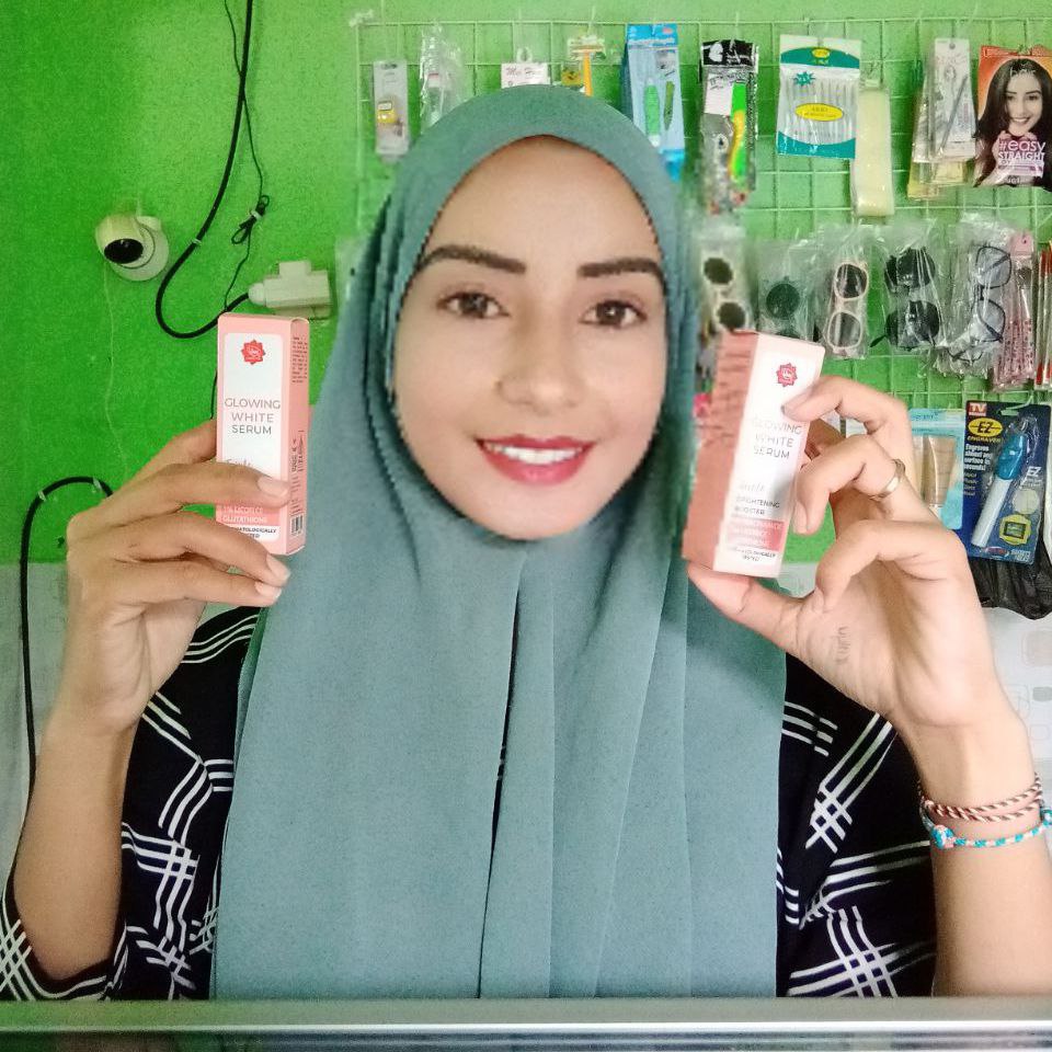 Ini adalah Viva Glowing Serum brand: Viva, age_group: all ages, gender: female, capacity: 20 ml, ingredients: Aqua, Niacinamide, Propylene Glycol, Glycyrrhiza Glabra Root Extract, Butylene Glycol, Propanediol, Phenoxyethanol, Cellulose Gum, Glycerin, Acrylates/C10-30 Alkyl Acrylate Crosspolymer, Disodium EDTA, Triethylene Glycol, Ethylhexylglycerin, Sodium Hydroxide, Glutathione, Potassium Sorbate, Sodium Benzoate,