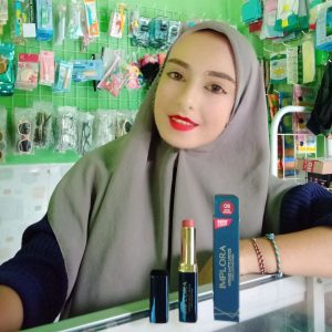 Ini adalah Lipstik Intens Implora 08 brand: Implora, age_group: all ages, gender: female, capacity: 0.123 oz, ingredients: Castor (Ricinus Communis) Oil, Isopropyl Myristate, Seeswau, Caprylic Capris Triglyceride Carnauba (Copernicia Cerifera) Wax, Titanium Dioxide, Butyrospermum Parkii (Shea Butter), Trimethylsiloxyphenyl Dimethicone, Diethylheryl Carbonate, Silicon Dioxide Hydrate C26-28 Alkyl Dimethicone, Aluminurn Starch Octenylaucinate, Cetyl Alcohol, Hydrated Silica Isononyt hononanoate Ceresin, Metylparaben, Isopropyl Titanium Trisestearate Aroma Propylparaben, BHT, Stearalkoniumn Hectorite, Propylene Carbonate, Polyhydroxystearic Acid,