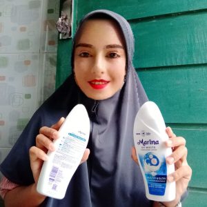 Ini adalah Marina Healthy Glow 185ml brand: marina, age_group: all ages, gender: unisex, capacity: 185ml, ingredients: Aqua (Water), Isopropyl Palmitate, Stearic Acid, Glycerin, Dimethicone, Dicaprylyl Ether, Niacinamide (Vit. B3), Tocopheryl Acetate (Vit. E), Hydrolyzed Milk (Lac) Protein, Hydrolyzed Pearl, Maris Sal (Sea Salt), Octyl Salicylate, Butyl Methoxydibenzoylmethane, Titanium Dioxide, Cetyl Alcohol, Parfum (fragrance), Carbomer, Glyceryl Stearate, Xanthan Gum, PEG-100 Stearate, Disodium EDTA, Phenoxyethanol, Talc, Mica, Methylparaben, Propylparaben, BHT, Potassium Hydroxide, Sodium Hydroxide,