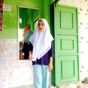 Ini adalah Bella Square White size: 115cm x 115cm, material: Polycutton, color: white, brand: Jilbabindonesia, age_group: teen, style: Muslim, gender: female, pattern: plain,