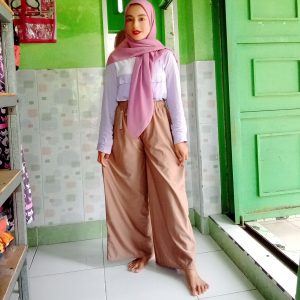 Ini adalah Kulot Tren Coksu size: L, material: wolycrepe, color: chocholate milk, brand: Kulottrenkanor, age_group: adult, style: casual style, gender: female, pattern: plain,