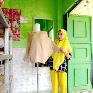 Ini adalah Rajut Batwing Milo size: XXL, material: wol, color: burgundy, brand: Rajutbatwingkanor, age_group: all ages, style: casual style, korean style, gender: female, pattern: plain,