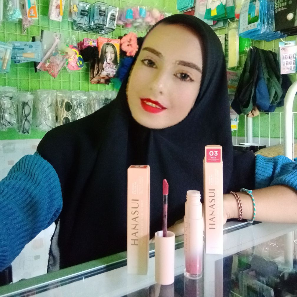 Ini adalah Hanasui Lipcream Matte 03 Star brand: Hanasui, age_group: all ages, gender: female, capacity: 4 ml, ingredients: Isododecane, Cyclopentasiloxane, Aluminum Starch Octenylsuccinate, Kaolin, Polyglyceryl-2 Triisostearate, Microcrystalline Wax, Trimethylsiloxysilicate, Disteardimonium Hectorite, Propylene Carbonate, Dimethicone/Vinyl Dimethicone Crosspolymer, Phenoxyethanol, Fragrance, Olea Europaea (Olive) Husk Oil, Tocopheryl Acetate, Aluminum Hydroxide,